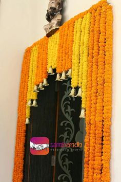 Home Flowers Decorations, House Decoration For House Warming, Flower Decor For Home, Flower Gate Design, Home Door Flower Decoration, Gate Decoration For Diwali, Diwali Gate Decoration, Flower Decoration For Door, Flower Decoration For House Warming