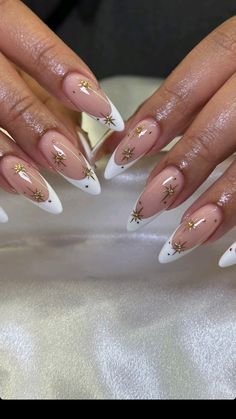 Classy White And Gold Nails, Nail Inspo 2024 French Tips, Almond White Nails With Designs, White Gold French Nails, Nail With Gold Design, Gold And White Almond Nails, French Tips With Gold Design, French Tip Acrylic Nails Almond Shape, White French Tip With Gold Line