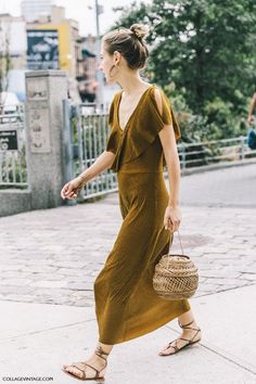 Image via: luxestyle.com Zara Looks, Styles Dress, Outfit Street, Moda Chic, Mode Boho, Vintage Outfit, Trendy Dress, Vestidos Vintage, Window Shopping