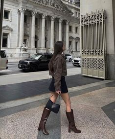 Corderoy Outfits Aesthetic, Work Drinks Outfit, Botas Outfit, Brown Boots Outfit, Outfit Botas, Skirt Outfits Fall, Skandinavian Fashion, Corporate Outfits