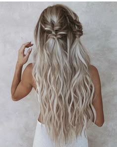 Boho Hair Down Wedding, Boho Medium Hairstyles, Twisted Hair Updo, Fun Hairdos For Long Hair, Hair Styles For Black Dresses, Cute Braided Hairstyles Half Up, Boho Bridesmaids Hairstyles, Boho Down Hairstyles, Halo Extension Hairstyles