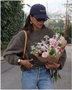 Winter Brunch Outfit 2024, Spring Brunch Outfit 2024, Rainy Day Outfit Spring 2024, Jeans Spring 2024, Spring Cardigan Outfit 2024, Neutral Color Outfits, Jeans Outfit Winter, Coachella Fashion, Curvy Women Jeans