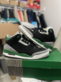 Pre-owned but amazing condition Size 12 men Ready to ship Nike Jordan 3, Jordan 3 Pine Green, Retro Nike, Green Pictures, Air Jordan 3, 12th Man, Pine Green, Jordan 3, Jordan Retro