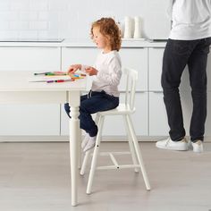 AGAM Chaise enfant, blanc, Largeur: 16 1/8 " (41 cm). L'enfant est à la bonne hauteur pour manger à la table des grands. Toddler Dining Chair, White Stool, Tall Chairs, Kids Dining, Toddler Chair, Family Decor, Playroom Furniture, Ikea Family, Easy Chair