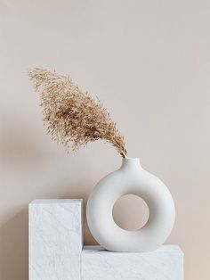 Interior design inspiration: Bring your room to life with this modern minimalist white halo vase. This ceramic vase is versatile and can be filled with water for fresh flowers, used for dried pampas grass, flowers or other dried floral arrangements. The design is simple, inspired by our everyday snack, a donut with the intention of making a fun yet elegant decor. Get your donut vase, the trendiest ceramic vase now on Home & More - Flower vase, ceramic vase, donut vase, round vase, decoration Flower Vase Ceramic, Lucky Art, Grass Flowers