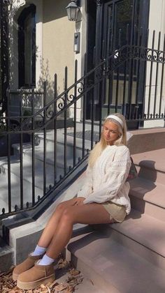 winter trends 2022, adidas sambas, fall fashion, winter fashion, Emma chamberlain, bella hadid, city girl fashion inspo, NYC fashion, platform uggs, ultra mini ugg boots, winter trends, cool girl fashion Platform Ugg Outfit, Mini Uggs Outfit, Platform Outfit, Outfit With Uggs, Stile Blair Waldorf, Adrette Outfits, Winter Mode Outfits, Mini Outfit, Cute Thanksgiving Outfits