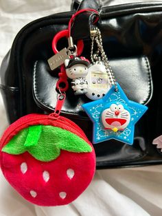 подпишись на тгк: комартс Camera Keychain, Decorated Bags, Cute Keychain, Diy Keychain, Tote Backpack, Key Fob, Little Things, Backpack Bags, Fantasia