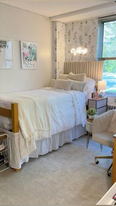 A college influencer reflects on her evolving style. Dorm Room Ideas Elegant, College Room Themes, Cute Dorm Rooms Minimalist, Neutral Color Dorm Room Ideas, Southern Dorm Room Ideas, Villanova Dorm, Clean Girl Dorm Room, Collage Dorm Ideas, Girl Dorm Room Ideas