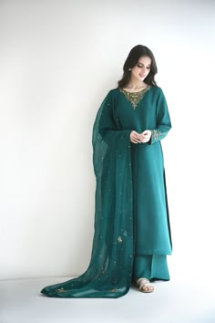 Serra | Aghanoor Bridal Green Dress Embroidery, Green Outfits Aesthetic, Mehendi Outfit Ideas, Simple Dress Casual, Desi Fits, Beautiful Pakistani Dresses, Fashion Top Outfits, Desi Fashion Casual, Dress Design Patterns