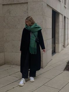 Winter Lisbon Outfits, Vienna Fashion Winter, Black Coat And Scarf, Black Coat Aesthetic, Cold Outside Outfit, London Street Style Winter, Green Scarf Outfit, Black Coat Outfit Winter