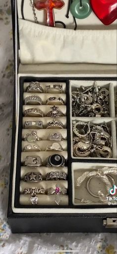 Jewelry Box Aesthetic, Jewelry Tattoo, Nail Jewelry, Jewelry Inspo, Dream Jewelry