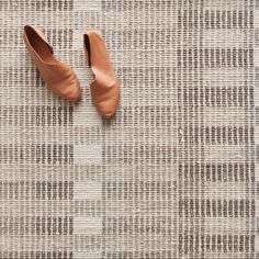 a pair of shoes sitting on top of a rug