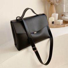 Beautiful Luxury Designer Handbags Tas Bahu, Retro Shoulder Bag, Designer Leather Handbags, Womens Designer Handbags, Fancy Bags, Fashion Female, Designer Handbag, Shoulder Messenger Bag, Leather Messenger