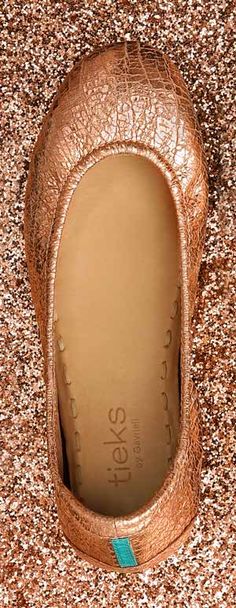 Rose Gold Glam Tieks. Discover the most comfortable flats in the world. #tieks Chic Chic, Gold Glam, Amazing Outfits, Comfortable Flats, Marchesa