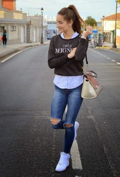 Llamativas zapatillas de moda | Zapatillas de mujer Walking Down The Street, Outfit Mujer, Outfit Trends, Looks Chic, College Outfits, Fall Winter Outfits, Look Chic