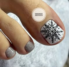 Snowflake Toes Nails, Winter Toe Designs, Toe Nails Ideas Christmas, Pedicure Designs Toenails Christmas, Snowflake Pedicure Designs, Christmas Toenails 2023, Easy Christmas Toe Nail Designs, Winter Toenail Designs, Toe Nail Designs For Christmas