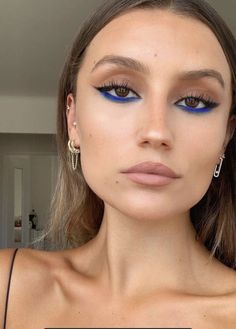 Colour Eyeliner, Extreme Make-up, Face Glitter, Rave Makeup, Makijaż Smokey Eye, Dope Makeup, Shape Shifting, Blue Eyeshadow, Make Up Inspo