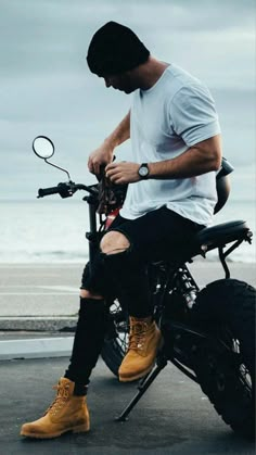 Long Boots Outfit, Outfit Botas, Boots Outfit Men, Timberland Outfits, Sneaker Outfits, Sneaker Trend, Mens Photoshoot Poses, Yellow Boots