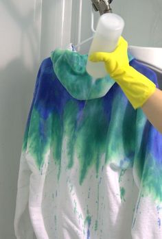 Embrace the tie dye trend with vibrant sweatshirt patterns and ombre techniques. Learn how to create stunning DIY tie dye hoodies through easy tutorials that add a splash of color to your wardrobe. Sweatshirt Tie Dye Pattern, Tye Dye Hoodie Diy, Ombre Tie Dye Techniques, Tye Dye Tutorial, Tie Dye Hoodie Techniques, Diy Tie Dye Sweatshirt, Tie Dye Dress Diy, Ombre Techniques, Watercolor Drip