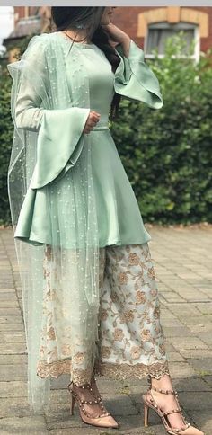 salwar kameez in siri designers | salwar kammez | traditional indian dresses | traditional indian fashion Orang India, Traditional Indian Dress, Gaun Fashion, Pakistani Dresses Casual, Salwar Kamiz, Indian Dresses Traditional, Indian Gowns Dresses, Sleeves Designs For Dresses, Indian Gowns