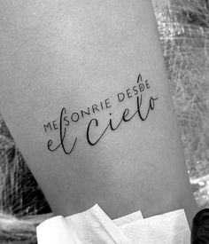 a woman's leg with a tattoo that reads, me sonre desde el cielo