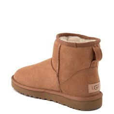 Womens Uggs Ugg, Uggs And Mini Skirts, Ugg Christmas Gifts, Ugg Short Boots Outfit, Low Uggs, Uggs Women, Classic Mini Ii Boot, Short Ugg Boots, Ugg Outfits