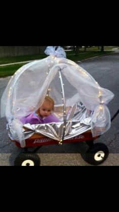 Cute cinderella carriage for Halloween Wagon Halloween Costumes, Wagon Costume, Cinderella Baby Shower, Cinderella Halloween Costume, Newborn Halloween Costumes, Halloween Costumes Ideas, Newborn Halloween, Cinderella Party