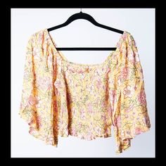 Billabong Womens Yellow Floral Crop Wide Sleeve Off Shoulder Top L Nwt Manufacturer: Billabong Size: L Manufacturer Color: Yellow Floral Condition: New W/ Tags Sleeve Length: Short Sleeve Bust Across (Unstretched): 13.5 Inches Length (Back Shoulder Hem To Bottom Hem): 17 Inches Material: 100% Viscose Fabric Type: Knit Specialty: Logo Decal On Back, Off Shoulder Fit Yellow Bohemian Flowy Top, Yellow Flowy Bohemian Tops, Fitted Yellow Printed Blouse, Yellow Printed Blouse For Summer, Spring Floral Print Yellow Crop Top, Yellow Floral Print Crop Top For Spring, Spring Yellow Floral Print Crop Top, Yellow Lemon Print Beach Top, Yellow Casual Crop Top For Brunch