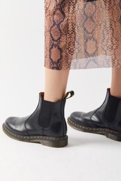 Short Chelsea Boots Outfit, Style Doc Martens, Dr Martens Chelsea, 2976 Chelsea Boots, Chelsea Boots Outfit, Dr Martens 2976, Galaxy Converse, Galaxy Vans