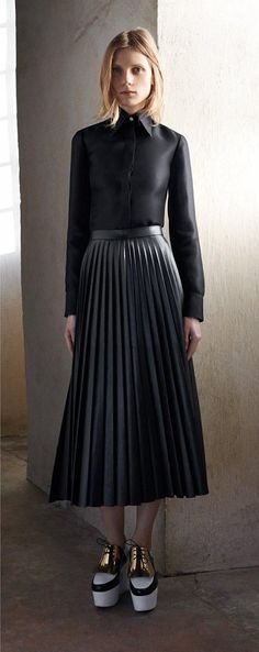 All black fall uniform: Leather pleated skirts and black silk button-down at Céline Pleated Leather Skirt Outfit Winter, Pleated Leather Skirt Outfit, Leather Skirt Outfit Winter, Isabelle Marant, Skirt Outfit Winter, Pleated Leather Skirt, Leather Skirt Outfit, Autumn Wear, Leather Pleated Skirt