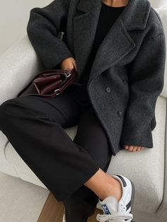 Short Navy Wool Coat Outfit, Short Black Wool Coat Outfit, Fall Outfit Trench Coat, Short Grey Coat Outfit, Cosy Fall Outfits, Winter Coat 2024, Nice Dinner Outfit Winter Classy, Winter In Italy Outfits, New York Style Outfits