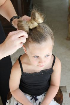 Minnie Mouse Hairstyle, Mouse Hairstyle, Tinkerbell Halloween, Halloween Hairstyle, Minnie Mouse Hair, Mouse Hair, Bow Bun, Side Bun Hairstyles