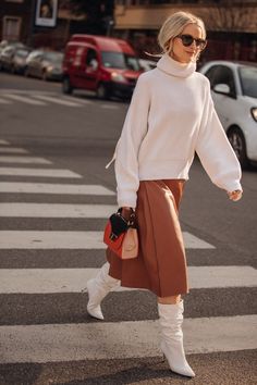 Crossing The Street, London Fashion Week Mens, London Fashion Weeks, Milan Fashion Week Street Style, Style Casual Chic, Milano Fashion Week, Milan Fashion Weeks, Street Style Inspiration