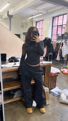 NOT MY PHOTO Black Sweatpants Outfit Timbs, Coat And Sweatpants Outfit, Black Tns Outfit Women, Timbs Outfits Winter, Uk Outfits Winter, Cold Weather Outfits Beanie, All Black Tracksuit Outfit, Chill Shopping Outfit, Timberland Boots Outfit Women Black