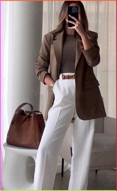 Discover chic French handbags under €400 that you won't see on everyone else with advice from a Parisian fashion stylist Chic Office Wear, Stile Blair Waldorf, Adrette Outfits, Corporate Outfits