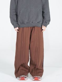 This is a trendy and minimal pants by FUTURE LAB that is made out of high quality and sturdy material. With distinctive mood of the design and comfortable wear, you can style it for your casual daily outfit.- Elastic waistband with string- Unique vertical taping and seams detail- Embroidery detail on the left leg Baggy Brown Bottoms With Elastic Waistband, Brown Fall Bottoms For Streetwear, Baggy Brown Ankle Pants, Baggy Brown Long Pants, Brown Baggy Parachute Pants For Fall, Brown Wide Leg Pants For Streetwear, Wide Leg Brown Pants For Streetwear, Baggy Brown Bottoms For Streetwear, Brown Trousers With Elastic Waistband