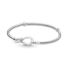 Inspired by the bond between a mother and child, the Pandora Moments Infinity Knot Snake Chain Bracelet features an asymmetrical infinity knot that serves as the clasp. Two raised threads divide the bracelet into three sections. This symbol of eternal love can be worn on its own or personalized with one charm or dangle charm on the clasp and 14–16 charms, dangle charms or pendants on the rest of the bracelet. Charms Pandora, Infinity Knot, Bracelet Pandora, Snake Chain Bracelets, Sterling Silver Charm Bracelet, Knot Bracelet, Jacob Black, Silver Charm Bracelet, Pandora Bracelets