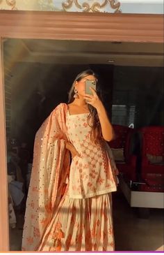 Pretty Indian Clothes, Aesthetic Indian Lehenga, Sharara Simple Designs, Sharara Suit Aesthetic, Indian Clothes Poses, Indian Shaadi Dresses, Desi Wedding Outfit Ideas, Poses On Sharara Suit, Aesthetic Suits Indian