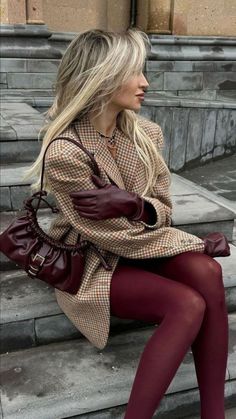 Burgundy Tights, Elegant Classy Outfits, Red Tights, Look Adidas, Skandinavian Fashion, Trend Fashion, Autumn Outfit