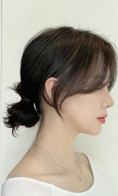 beautiful hairstyle Short Hair Cut With Face Frame Bangs, Korean Face Framing Hair, Butterfly Haircut Bangs, Hairstyle With Butterfly Clips, Hairstyle With Butterfly, Butterfly Bangs, Pretty Hair Cuts, Face Framing Hair, Hairstyle For Medium Hair