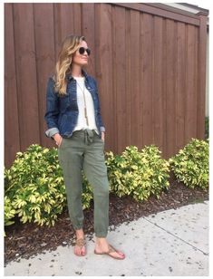 Green Joggers Outfit Dressy, Joggers Outfit Dressy, Jogger Pants Outfit Dressy, Green Joggers Outfit, Cargo Joggers Outfits, Pants Outfit Dressy, Joggers Outfit Women, Green Pants Outfit