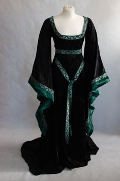 This medieval-style dress is a very uncomplicated dress that will suit you just perfectly. You will feel just like a medieval lady wearing it to your next ren faire, medieval market, larp or even as a wedding dress. Depending on your color and fabric choice, it will work perfectly for many occasions, ranging from a Handfasting gown to a Halloween costume. Just imagine yourself wearing this to your Celtic-style wedding. The dress will be made for you. You can choose from a couple of fabrics and Fantasy Medieval Dress, Fairy Tale Halloween, Wedding Gown With Train, Elven Dress, Medieval Gown, Fantasy Dresses, Medieval Dress, Medieval Fashion, Fantasy Dress