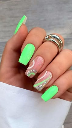 Bright Bold Nail Designs, Summer Nails 2023 Lime Green, Summer Green Nails 2023, Spring Nails With Green, Neon Mint Nails, Cute Summer Nails Green, Neon Green Acrylic Nails Art Designs, Green Summer Nails 2023, Lime Green And White Nails