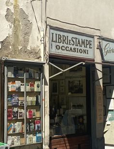 an old building with books on display in the window and sign above it that says libristampe occastionii