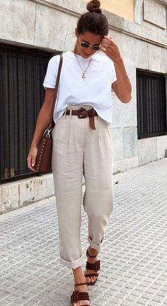 Áo Blu, T Shirt Branca, Beige Pants, Mode Casual, Neutral Outfit, Mode Inspo, Inspired Outfits, Edgy Outfits, Classic Outfits