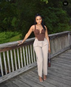 Real Estate Outfits, Shop Pictures, Lipstick For Dark Skin, Modest Casual Outfits, Womens Style, Instagram Girls, Top Shelf, Fashion Lookbook, Corset Top