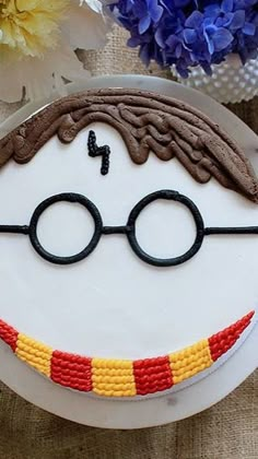 a cake decorated to look like harry potter glasses