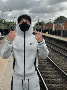 london boy London Drip, Outfit London, Fake Boy, London Boy, Life Hacks For School, Nike Tech Fleece