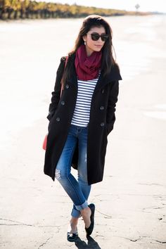 Casual and stylish winter outfit- stylishlyme.com Black Peacoat Womens Outfit, Black Peacoat Outfit, Outfit With Blue Jeans, Peacoat Outfits, Peacoat Womens Outfit, Spring Oufits, Peacoat Outfit, Winter Outfits Blackgirl, Peacoat Womens