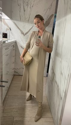 Pregnant Minimalist Fashion, Maternity Elegant Outfit, Pregnancy Office Outfits, Pregnant Work Outfit, Classy Maternity Outfits, Classy Pregnancy Outfits, Rosie Style